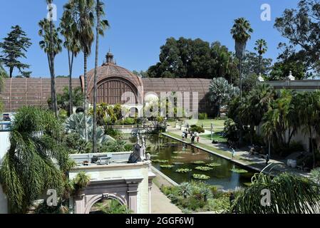 SAN DIEGO, KALIFORNIEN - 25 AUG 2021: Das Botanische Gebäude und Lily Pond im Balboa Park, aus einem hohen Winkel betrachtet. Stockfoto