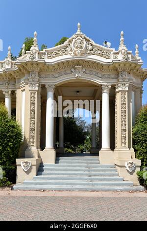SAN DIEGO, KALIFORNIEN - 25. AUG 2021: Side Walkway im Spreckels Organ Pavilion im Balboa Park, ist die Heimat der größten Outdoor-Orgel der Welt. Stockfoto