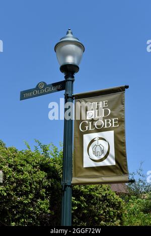 SAN DIEGO, KALIFORNIEN - 25. AUG 2021: Banner outsde the Old Globe, im Balboa Park, einem langjährigen Theater mit Shows von Shakespeare bis hin zu klassischen mu Stockfoto