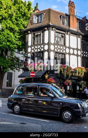 Coach & Horses, Pub aus dem Jahr 1744, mit hohen Decken und Eckbar aus dunklem Holz mit Messingfußschiene, Hill Street, London, England, Großbritannien Stockfoto