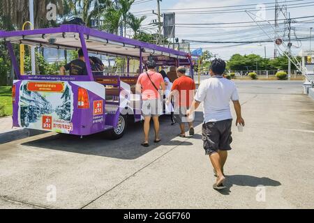 KANCHANABURI, THAILAND-AUGUST 25,2021 : Thailänder gehen zu Fuß in den Shuttlebus, um während Thailans den COVILO (Sinopharm) Coronavirus-Impfstoff zu nehmen Stockfoto