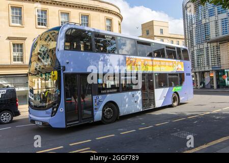 Ein 2017 Scania N Series NUD 4X2, Bath Park and Ride Doppeldeckerbus, fährt durch das Zentrum von Bath, Großbritannien, 24. August 2021. Stockfoto