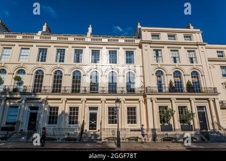 Reihe von eleganten georgianischen Reihenhaus Eigenschaften, entworfen von John Nash, Park Square East, Regents Park, London, England UK Stockfoto