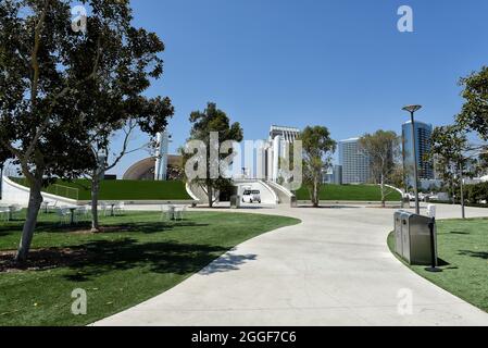 SAN DIEGO, KALIFORNIEN - 25. AUGUST 2021: Grundstück im Rady Shell im Jacobs Park. Stockfoto