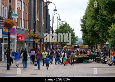 Bexleyheath Kent England 08.31.21 Menschen mischen sich in einer Fußgängerzone im Freien. Schaufenster und Schilder. Gemüsemarkt. Reihen von t Stockfoto