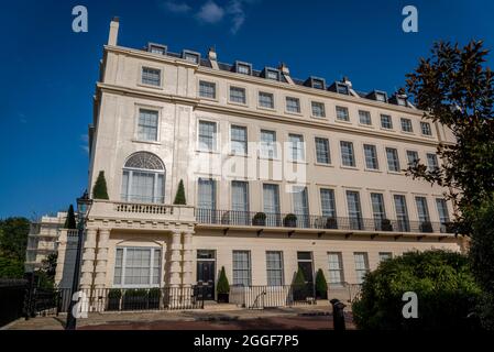 Wohlhabende Immobilien in georgianischen Reihenhäusern in Cambridge Terrace, Regent's Park, London, NW1, London, England, Großbritannien Stockfoto