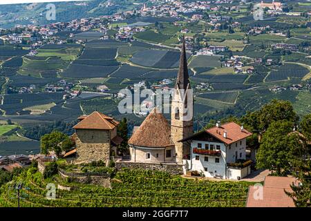St. Georg Kirche in Schenna, Südtirol, Italien Stockfoto