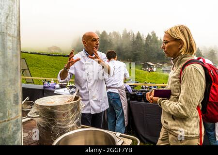 Unplugged Taste heißt das Gourmet-Event auf der Gomppm-Alm in Südtirol, Italien. Es findet jedes Jahr am letzten Sonntag im August statt Stockfoto