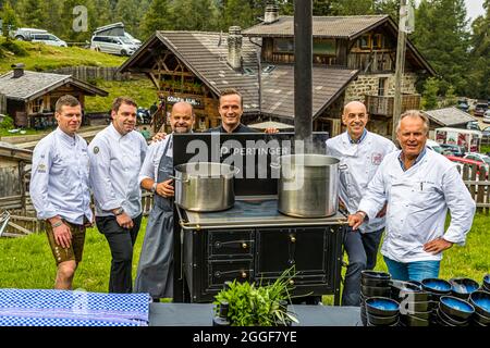 Unplugged Taste heißt das Gourmet-Event auf der Gomppm-Alm in Südtirol, Italien. Es findet jedes Jahr am letzten Sonntag im August statt. Berühmte Köche bereiten ihre Gerichte auf alten Holzöfen zu. Stockfoto