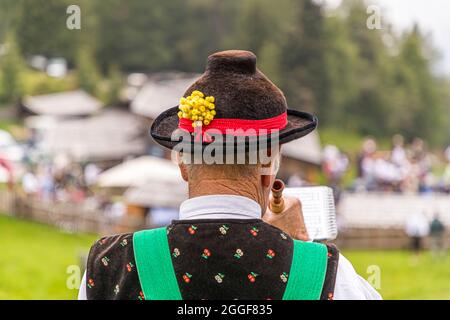 Unplugged Taste heißt das Gourmet-Event auf der Gomppm-Alm in Südtirol, Italien. Es findet jedes Jahr am letzten Sonntag im August statt. Alphörner gehören zur herzhaften Folklore Stockfoto