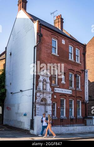 Theatro Technis, ein Stadthaus mit 120 Sitzplätzen, zeigt neue Werke und klassische Dramen sowie beliebte Musicals, Crowndale Rd, Camden Town, NW1, London, Eng Stockfoto