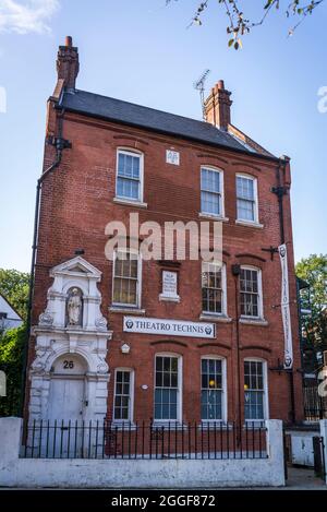 Theatro Technis, ein Stadthaus mit 120 Sitzplätzen, zeigt neue Werke und klassische Dramen sowie beliebte Musicals, Crowndale Rd, Camden Town, NW1, London, Eng Stockfoto