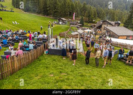 Unplugged Taste heißt das Gourmet-Event auf der Gomppm-Alm in Südtirol, Italien. Es findet jedes Jahr am letzten Sonntag im August statt. Berühmte Köche bereiten ihre Gerichte auf alten Holzöfen zu. Stockfoto