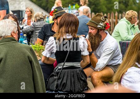 Unplugged Taste heißt das Gourmet-Event auf der Gomppm-Alm in Südtirol, Italien. Es findet jedes Jahr am letzten Sonntag im August statt. Alphörner gehören zur herzhaften Folklore Stockfoto