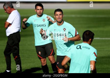 (210831) -- OEIRAS, 31. August 2021 (Xinhua) -- der portugiesische Cristiano Ronaldo (2. R) nimmt am 30. August 2021 an einer Trainingseinheit im Trainingslager Cidade do Futebol in Oeiras, Portugal, Teil. Das Team Portugal wird am 2. September 2021 in einem Qualifikationsspiel der FIFA Fußball-Weltmeisterschaft Katar 2022 mit dem Team Irland antreten. (Foto von Pedro Fiuza/Xinhua) Stockfoto