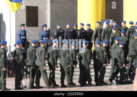 Nicht exklusiv: KIEW, UKRAINE - 31. AUGUST 2021 - Mitglieder der Nationalgarde Schlange sich vor der Werchowna Rada, um Blumen an der Gedenktafel zu legen Stockfoto