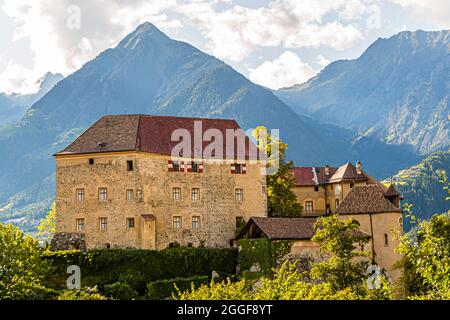 Schloss Schenna in Schenna bei Meran ist eine der wichtigsten Burgen in Südtirol, Italien. Das Schloss war die Wahlheims des Erzherzogs Johann von Österreich Stockfoto