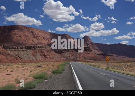 Route 89A, die in Richtung Marble Canyon führt, wo die Navajo Bridge den Colorado River überquert. Die roten Sandstein Echo Cliffs verlaufen entlang der Route 89 f Stockfoto