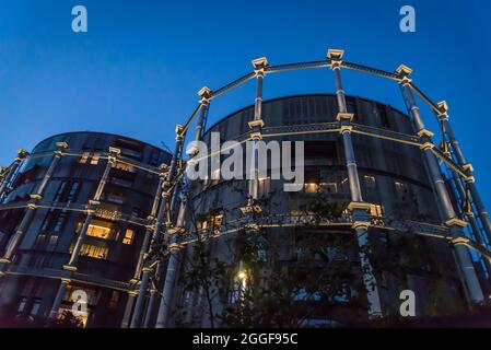 Gasinholders, die in Luxuswohnungen umgewandelt wurden, in der Gegend von Lyside, in der Stadterneuerung von King's Cross, London, England, Großbritannien Stockfoto