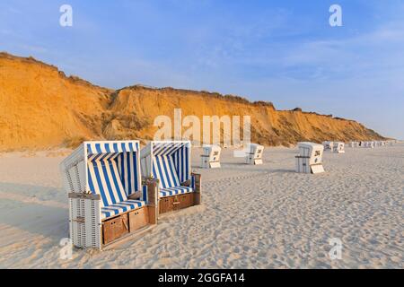 Überdachte Korbstühle am Roten Kliff / Rote Kliff, Meeresklippen bei Kampen auf der deutschen Nordseeinsel Sylt, Schleswig-Holstein, Deutschland Stockfoto