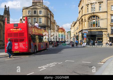 Blick von Orange Grove auf die Cheap Street, mit den neuen Barrieren, die den Verkehr daran hindert, einzudringen. August 2021 Stockfoto