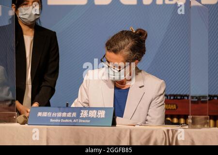 Taipeh, Taiwan. August 2021. Sandra Oudkirk, Direktorin des American Institute in Taiwan, hat die Unterzeichnung des Memorandum of Understanding (MOU) zur Gründung des „Fulbright-Taiwan Ministry of Culture, Arts Professionals Grant“ in Taipei gesehen. Kredit: SOPA Images Limited/Alamy Live Nachrichten Stockfoto