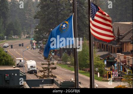 Stateline, NV, USA. August 2021. Einige der letzten Fahrzeuge verlassen South LakeTahoe nach der obligatorischen Evakuierung während des Caldor-Feuers bei Hyw 50 am Montag, den 30. August 2021 in Stateline. (Bild: © Paul Kitagaki Jr./ZUMA Press Wire) Stockfoto