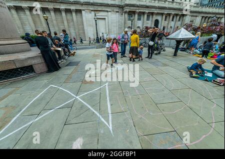 London, Großbritannien. August 2021. Kinder haben sich über den Platz gegenüber gezogen - Extinction Rebellion setzt seine zwei Wochen mit einem Protest vor der Bank of England unter dem Namen Impossible Rebellion fort. Kredit: Guy Bell/Alamy Live Nachrichten Stockfoto