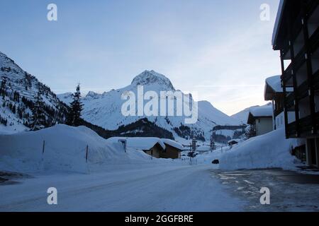 Blick auf Lech am Arlberg, Österreich im Winter Stockfoto