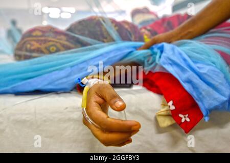 (210831) -- DHAKA, 31. August 2021 (Xinhua) -- EIN Dengue-Patient, der mit Moskitonetz bedeckt ist, wird in einem Krankenhaus in Dhaka, Bangladesch, am 31. August 2021 behandelt. (Xinhua) Stockfoto