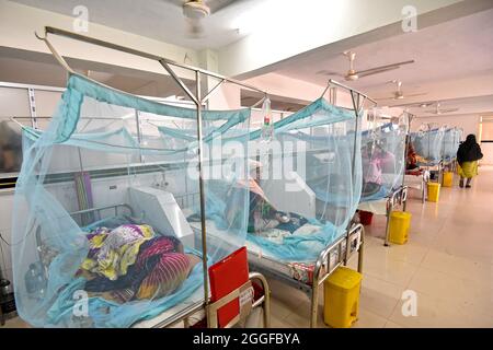 (210831) -- DHAKA, 31. August 2021 (Xinhua) -- Dengue-Patienten, die mit Moskitonetzen bedeckt sind, werden in einem Krankenhaus in Dhaka, Bangladesch, am 31. August 2021 behandelt. (Xinhua) Stockfoto