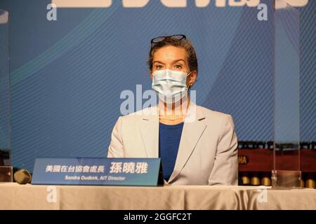 Taipeh, Taiwan. August 2021. Sandra Oudkirk, Direktorin des American Institute in Taiwan, im Vorfeld der Unterzeichnung des Memorandum of Understanding (MOU) zur Gründung des „Fulbright-Taiwan Ministry of Culture, Arts Professionals Grant“ in Taipei. (Foto von Walid Berrazeg/SOPA Images/Sipa USA) Quelle: SIPA USA/Alamy Live News Stockfoto