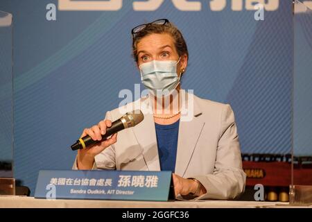 Taipeh, Taiwan. August 2021. Sandra Oudkirk, Direktorin des American Institute in Taiwan, hält eine Rede vor der Unterzeichnung des Memorandum of Understanding (MOU) zur Gründung des „Fulbright-Taiwan Ministry of Culture, Arts Professionals Grant“ in Taipei. (Foto von Walid Berrazeg/SOPA Images/Sipa USA) Quelle: SIPA USA/Alamy Live News Stockfoto