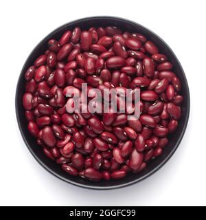 Makro-Nahaufnahme von organischen Rajma, (Laal Lobia) oder roten Kidney-Bohnen auf einer schwarzen Keramikschale. Draufsicht Stockfoto