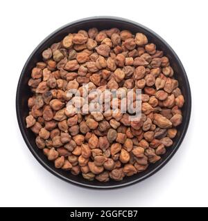 Makro-Nahaufnahme von organischer Chana oder Kichererbsen (Cicer arietinum) oder ganz weißem bengalischen Grammdal auf einer schwarzen Keramikschale. Draufsicht Stockfoto