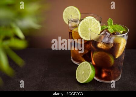 Cuba Libre Cocktail. Alkoholisches Getränk mit Cola, Rum, Limette und Minze. Cuba Libre oder Long Island Eistee Cocktail. Stockfoto