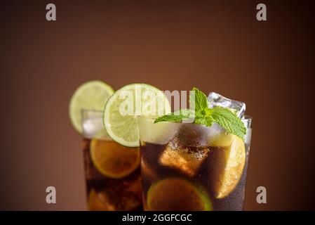 Cuba Libre Cocktail. Alkoholisches Getränk mit Cola, Rum, Limette und Minze. Cuba Libre oder Long Island Eistee Cocktail. Stockfoto
