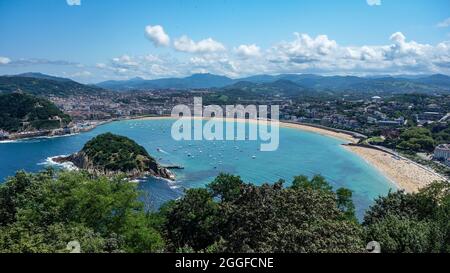 Blick auf San Sebastian und die Bucht von La Concha vom Monte Igeldo Stockfoto