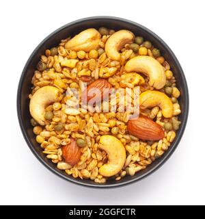 Nahaufnahme der Shahi-Mischung in einer schwarzen Keramikschale, hergestellt mit Erdnuss, Cashew, Mandeln. Indische, würzige Snacks (Namkeen). Draufsicht Stockfoto