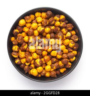 Nahaufnahme von Crunchy Roasted Chana Masala in schwarzer Keramikschale, hergestellt mit Bengalgrammen oder Kichererbsen. Indische, würzige Snacks (Namkeen), Blick von oben Stockfoto