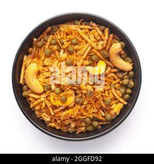 Nahaufnahme von Hot Spicy Kashmiri Mixture (Namkeen) Snacks in einer schwarzen Keramikschale mit trockenen Früchten, Erdnüssen, hergestellt. Indische, würzige Snacks, Blick von oben Stockfoto