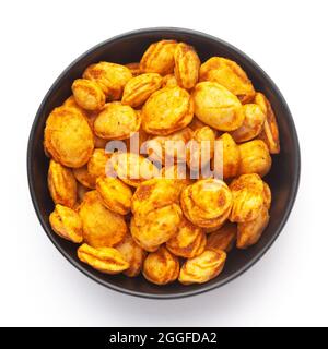 Nahaufnahme von gerösteten Crunchy Erdnüssen in einer schwarzen Keramikschale, hergestellt mit Erdnüssen. Stapel von indischen würzigen Snacks (Namkeen), Ansicht von oben Stockfoto