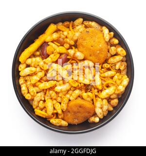 Nahaufnahme einer sehr würzigen süßen Fatafat Bhel Mischung aus indischen Namkeen (Snacks) auf einer schwarzen Keramikschüssel. Draufsicht Stockfoto