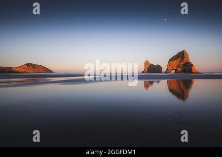 Sonnenaufgang am Strand von Wharariki, Neuseeland Stockfoto