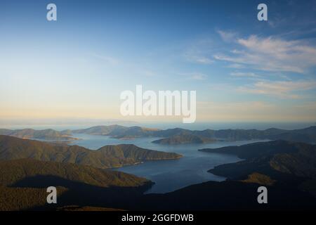Sommeraufgang über Marlborough Klingt in Neuseeland Stockfoto