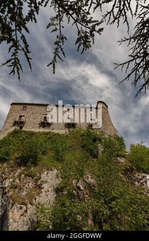 Das Schloss von Carpinone wurde wahrscheinlich in der normannischen Zeit und von der Zeit seiner Errichtung bis zum Ende des dreizehnten Jahrhunderts das buil gebaut Stockfoto