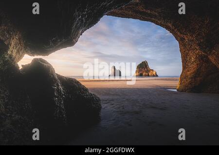 Sonnenaufgang am Strand von Wharariki, Neuseeland Stockfoto