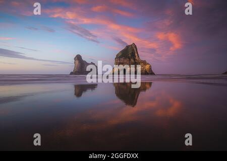 Sonnenaufgang am Strand von Wharariki, Neuseeland Stockfoto