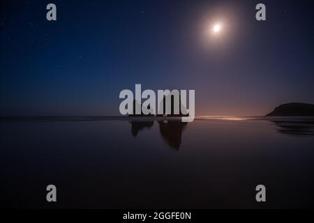 Sonnenaufgang am Strand von Wharariki, Neuseeland Stockfoto