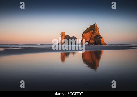 Sonnenaufgang am Strand von Wharariki, Neuseeland Stockfoto